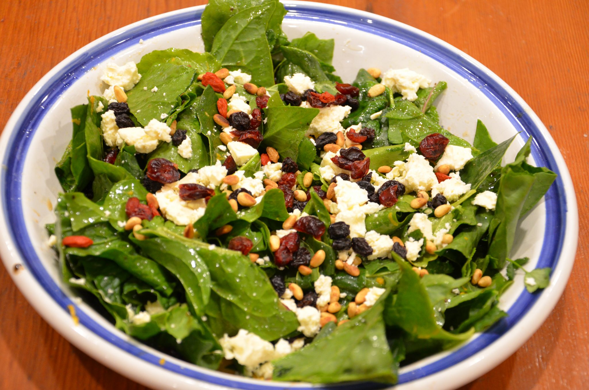 Какие салаты можно при язве желудка. Spinach salad. арабские салаты шпинат. салаты с поля шпинат. салат без варки продуктов.